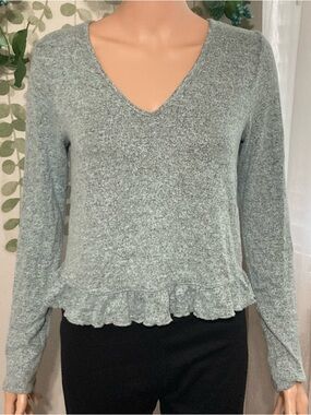 ❤️ (3/$15) Sz M V-Neck Ruffle Hem Knit Top grey
